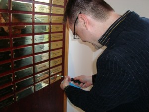 Kristian Langborg-Hansen ops├ªtter plakette.