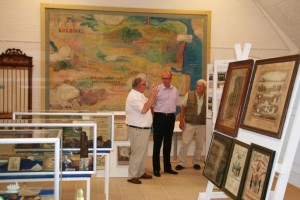 J├©rn Pedersen p├Ñ museet Museets formand Kaj G Nielsen (tv), borgmester J├©rn Pedersen (mf) og bestyrelsesmedlem Peder Graasb├©ll (th)