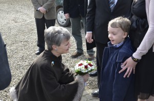 Daniel overr├ªkker den r├©d-hvide blomsterbuket til Grevinde Sussie