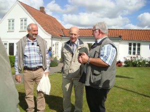 En glad formand har modtaget en bagsko fra den hvide hest