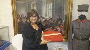 Et særdeles velholdt KRISTIANSBORG-flag fra 1919 blev i dag afleveret til museet